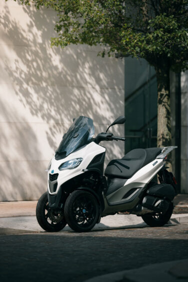 2025-piaggio-mp3-310-1